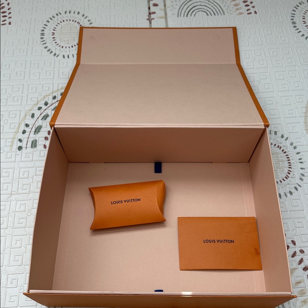 Louis Vuitton Damier Azur Sneakers - Picture 9 of 9